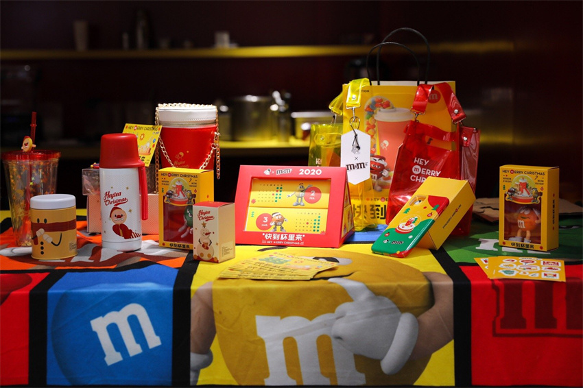 喜茶與 M&M's 圣誕季強勢聯(lián)合，席卷深圳 壹方城