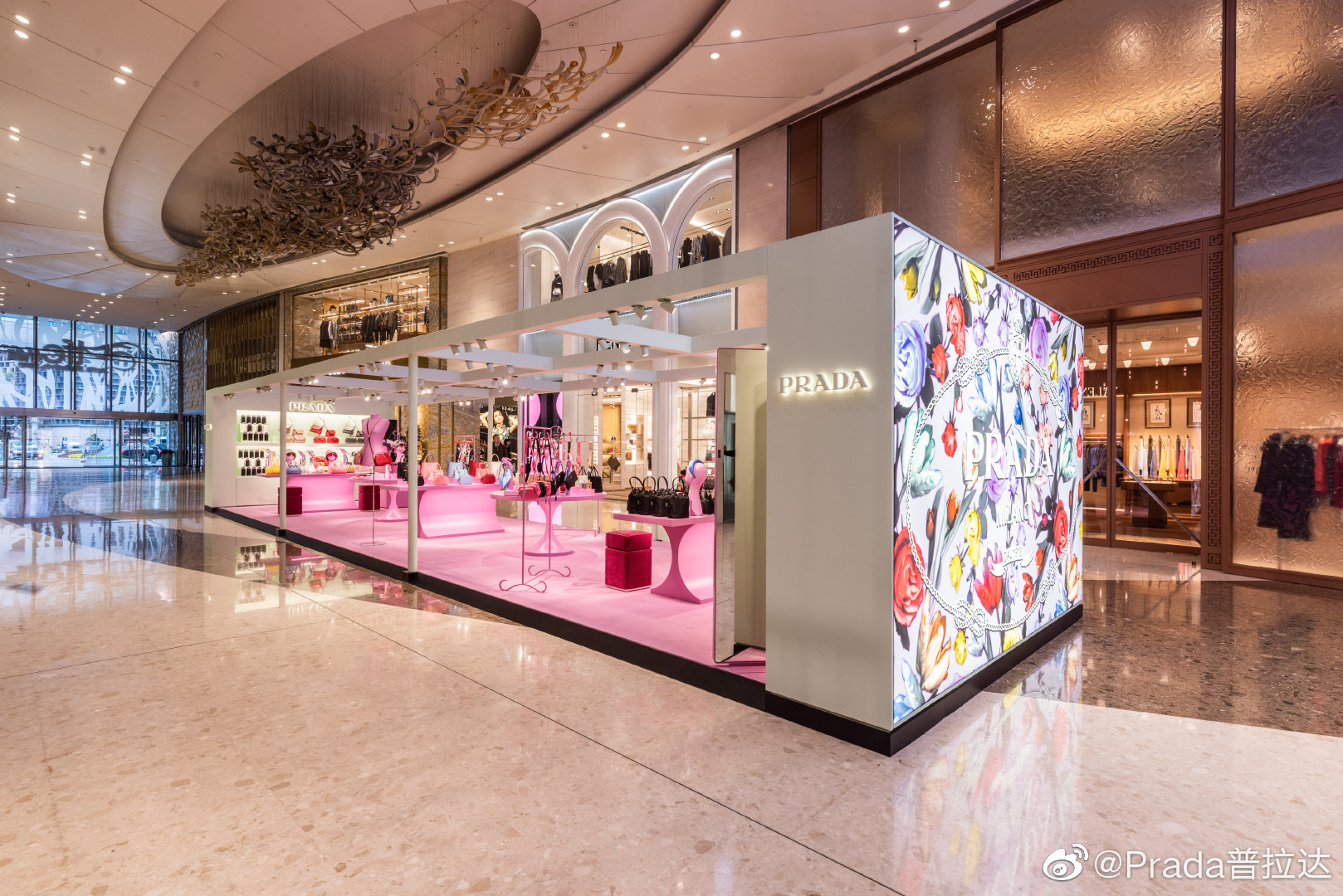 Prada Dreamscape系列創(chuàng)意限時(shí)店，在上海國(guó)金中心商城驚艷亮相