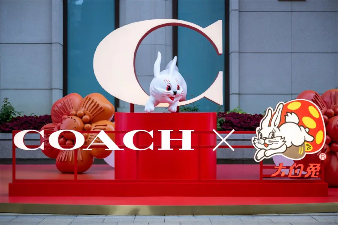 COACH x 大白兔想象之境，限時(shí)空降上海益豐外灘源 潮一不貳