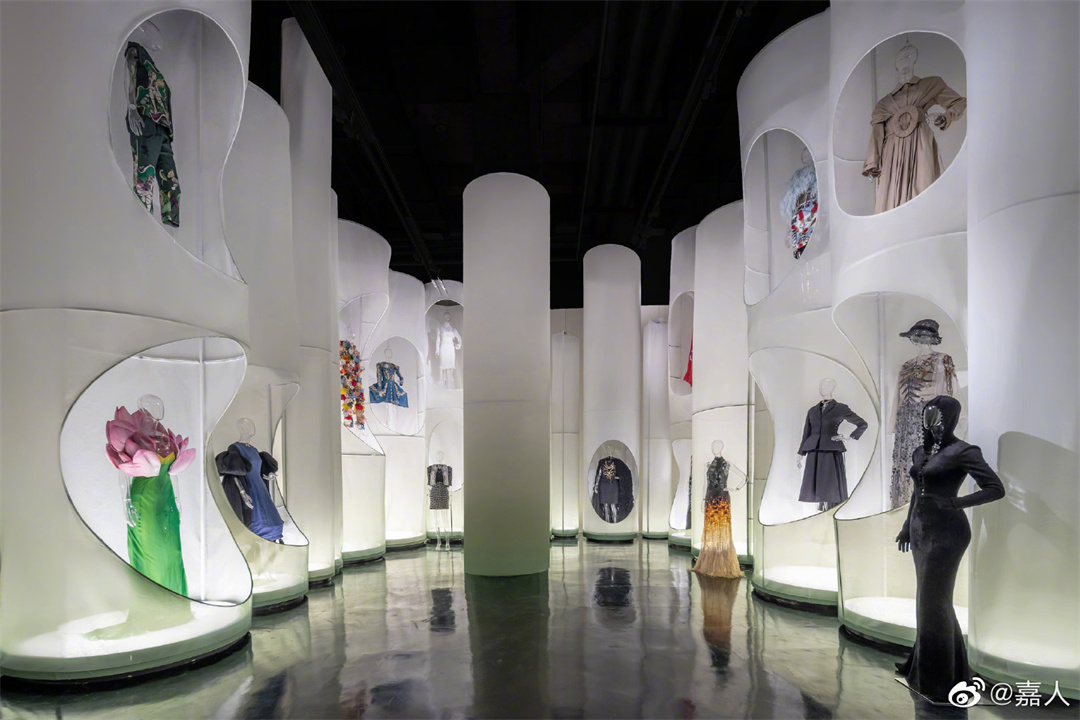 “時(shí)尚入夢(mèng) | DREAM OF STYLE”，暨《嘉人Marie Claire》中國(guó)版二十周年紀(jì)念展覽，在成都 MC HOUSE時(shí)室正式啟幕！