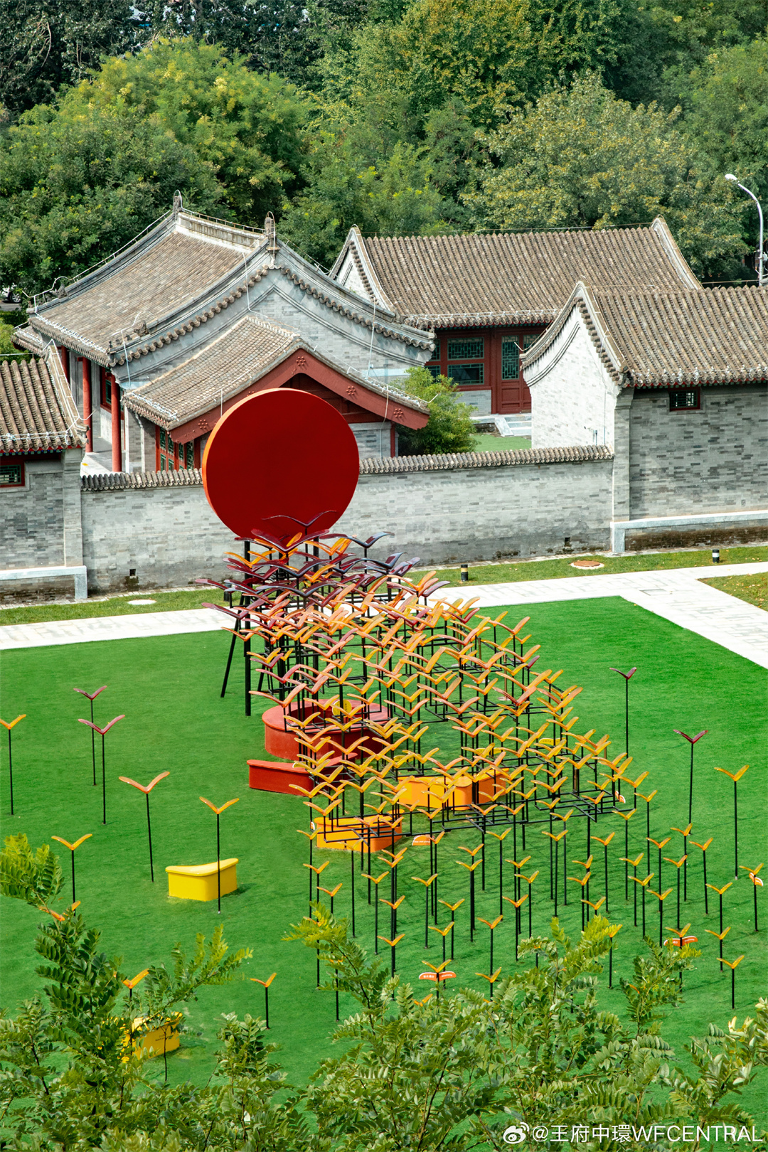 藝術(shù)裝置 | 藝術(shù)家秦鑫源紅日系列新作全國(guó)首展—飛鳥(niǎo)，在北京王府中環(huán)限時(shí)展出